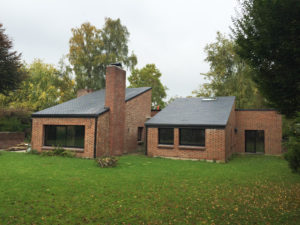 Maison avec toiture en ardoises